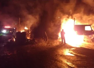 Michoacán / Realizan bloqueos y queman vehículos en Uruapan