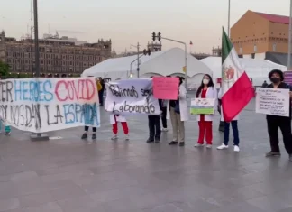 Grupo de médicos se manifiesta frente a Palacio Nacional