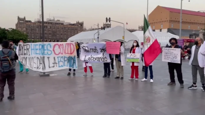 manifestacion-de-medicos-frente-a-palacio-nacional