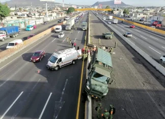 Camión de Sedena se impactó contra muro de contención en la México-Puebla