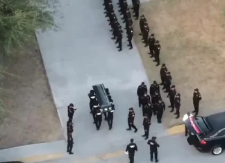 Nuevo León / Rinden homenaje a policías asesinados durante emboscada