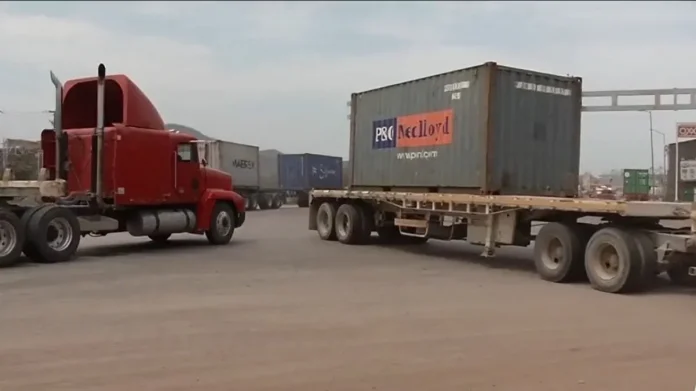 movimiento-de-contenedores-en-puerto-de-manzanillo