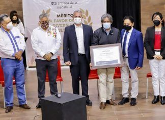Entrega Sergio Baños Medalla al Mérito a Favor de la Diversidad Cultural