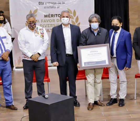 Entrega Sergio Baños Medalla al Mérito a Favor de la Diversidad Cultural