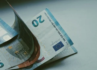Euro cayó a su valor mínimo frente al dólar desde hace veinte años