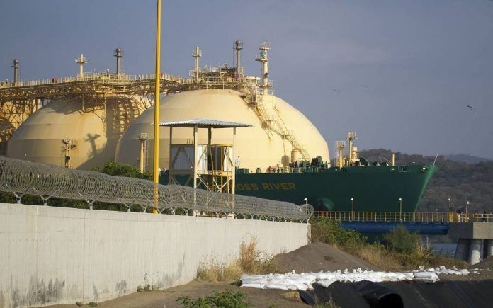 AMLO planea construir dos plantas de licuefacción de gas