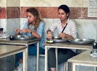 Detienen en Irán a mujer por comer sin velo en restaurante