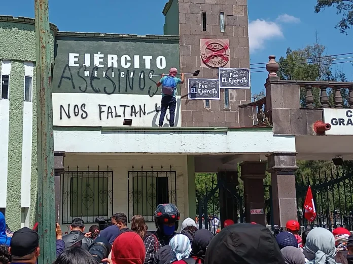 encapuchados-vandalizan-campo-militar-1-en-cdmx