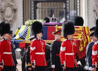 Llegó el féretro de la reina Isabel II al Parlamento británico