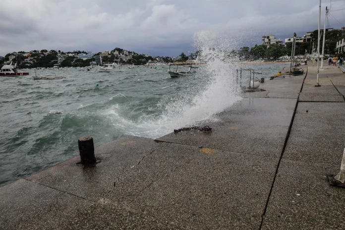 fuerte-oleaje-en-acapulco-guerrero