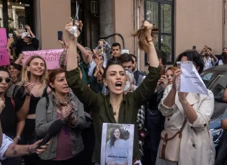 Protestan en Estambul por muerte de mujer iraní, detenida por no llevar velo