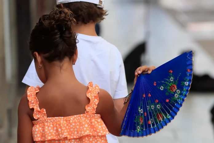 nina-se-abanica-para-combatir-el-calor