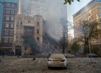 Suman cuatro personas muertas en ataque con drones suicidas contra Kiev