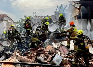 Avioneta cayó en barrio residencial de Medellín, causando la muerte de ocho personas