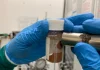 Desarrollan polvo que elimina microplásticos del agua en una hora