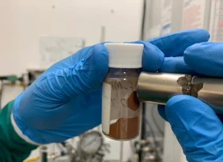 Desarrollan polvo que elimina microplásticos del agua en una hora