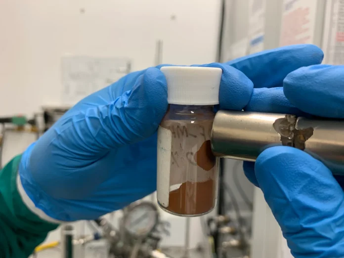 desarrollan-polvo-que-elimina-microplasticos-del-agua-en-una-hora