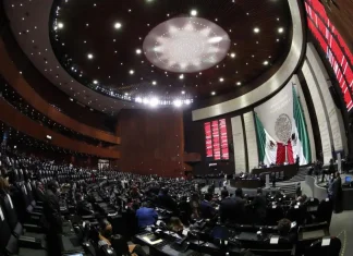 Protestan trabajadores del PJ en inmediaciones del Congreso de la Unión