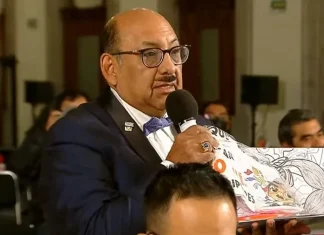 “Lord Molécula” le regaló un libro para colorear a AMLO
