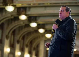 Ricardo Mejía acudió a votar en Torreón