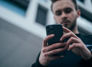 Uso excesivo de smartphones impacta negativamente en relaciones interpersonales
