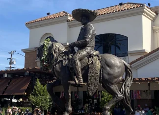 Erigen estatua en honor a Vicente Fernández