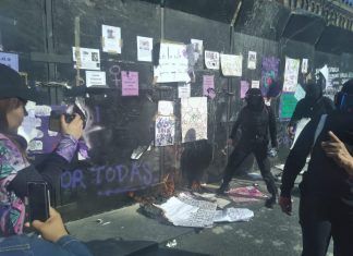 Mujeres insultan al Gobierno en México e intentan derribar vallas en Palacio Nacional