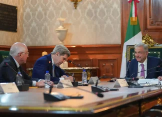 AMLO reconoció que abordará «diferencias» de sector energético con John Kerry