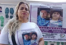 Se Comenta Solo Con / Abrazar Los Huesos