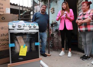 Entregan apoyos a DIF de Tecámac a familia afectadas en inundaciones de julio pasado en San Pedro Atzompan