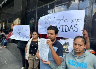 Padres de niños con cáncer acudieron a la FGR para denunciar a Iliana Patricia Figueroa