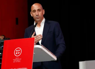 Inhabilitan tres años a Luis Rubiales