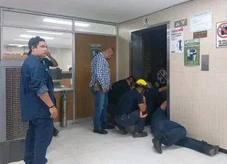 Rescatan a siete personas atrapadas en un elevador del IMSS en Monclova, Coahuila