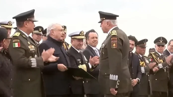 lopez-obrador-entrega-presea-al-general-salvador-cienfuegos