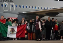 Llegan 144 mexicanos desde Israel; son 279 los rescatados
