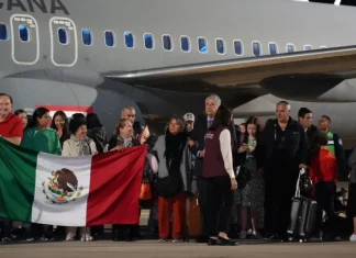 Llegan 144 mexicanos desde Israel; son 279 los rescatados