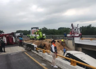 Suman 12 muertos por cáida de puente en Veracruz