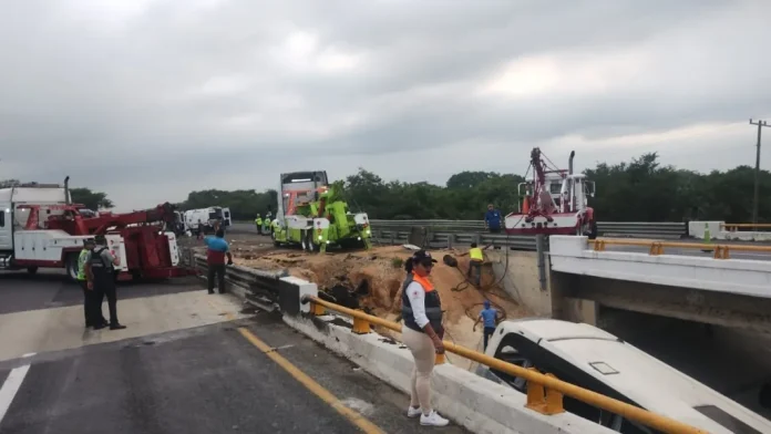 aumentan-a-12-los-muertos-por-la-caida-de-un-autobus-de-un-puente-en-veracruz
