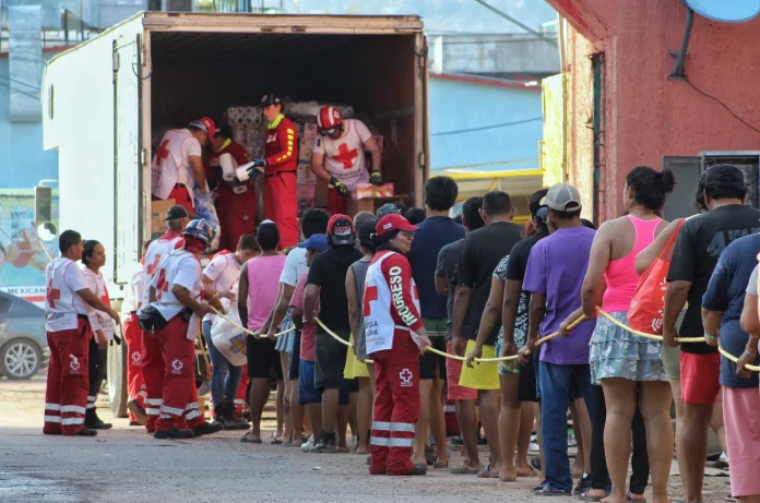 cruz-roja-entrega-ayuda-humanitaria-en-acapulco