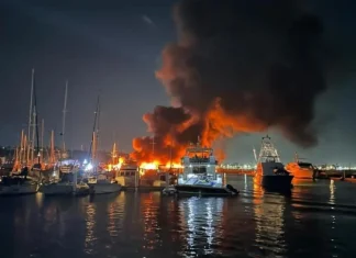 Baja California Sur / Al menos 10 embarcaciones dañadas tras incendio