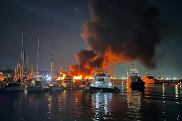 incendio-marina-palmira-bcs-la-paz