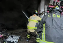 Bomberos de la CDMX realizan labores de remoción en Plaza Oasis