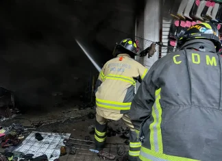 Bomberos de la CDMX realizan labores de remoción en Plaza Oasis