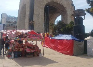 El gobierno de la CDMX pide 210 mil pesos a dirigentes por vender en monumento a la Revolución