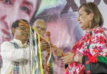Xóchitl Gálvez presume bastón