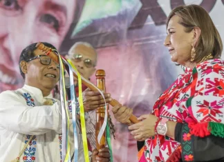 Xóchitl Gálvez presume bastón