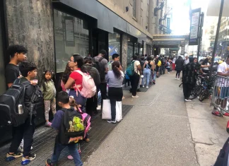 Llegada de migrantes a NY disparó personas refugiadas en albergues