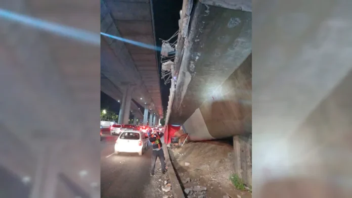 desprendimiento-de-material-del-segundo-piso-del-periferico-sobre-viaducto-tlalpan