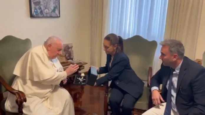 papa-francisco-bendice-rosa-de-plata-a-peticion-de-claudia-sheinbaum