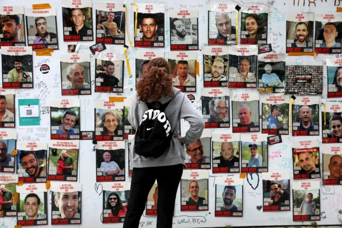 retratos-de-rehenes-tomados-por-hamas-en-tel-aviv